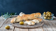 10 συνταγές για νόστιμο γεμιστό ψωμί στο σπίτι