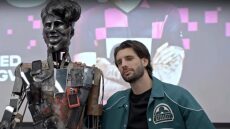 Επική φάρσα στον Σομποσλάι - Έμεινε άφωνος με το «άγαλμά» του! - Βίντεο