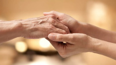 Υποβλήθηκε σε διπλή μεταμόσχευση χεριών και συνάντησε τη δίδυμη αδελφή της δότριας – Δείτε βίντεο