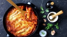 Τα ανοιξιάτικα πιάτα που λατρεύουμε να μαγειρεύουμε ξανά και ξανά: Ένα πλήρες μενού για όλο το Σαββατοκύριακο