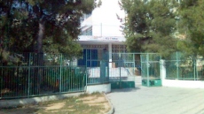 Πετρούπολη: 20 άτομα επιτέθηκαν και τραυμάτισαν τρεις 18χρονους σε σχολείο - Τους απείλησαν και με μαχαίρι 