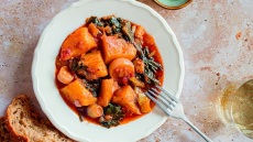 Πατάτες γιαχνί με πράσα και σέσκουλα