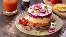 Αυτή είναι η εντυπωσιακή ρωσική σαλάτα που πρέπει να φτιάξετε