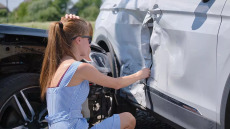 Τροχαία: Οι μισοί οδηγοί στην Ελλάδα παραδέχονται ότι οδηγούν με το κινητό στο χέρι