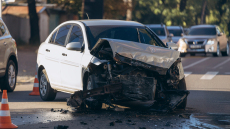 Έρευνα για τα τροχαία: Οι μισοί οδηγοί στην Ελλάδα παραδέχονται ότι οδηγούν με το κινητό στο χέρι