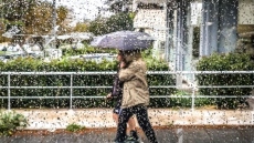 Έντονη βροχόπτωση στα βόρεια προάστια της Αττικής - Πτώση θερμοκρασίας έως και δέκα βαθμούς τις επόμενες μέρες