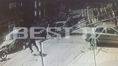 Δείτε βίντεο: Τραυματίζει οδηγό μηχανής με το αυτοκίνητό του, ανοίγει την πόρτα και φεύγει τρέχοντας!