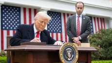 Από τον καφέ και τα μπότοξ, μέχρι τα... sex toys και τα Ray-Ban: Θα τα πληρώνουν «χρυσά» οι Αμερικανοί λόγω των δασμών Τραμπ