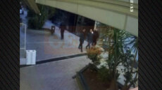 Απόπειρα διάρρηξης στο σπίτι του Πούμπουρα: Η στιγμή που ο δράστης τρέχει στον πεζόδρομο για να διαφύγει, δείτε βίντεο