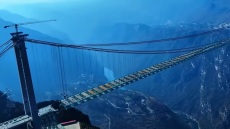 Γέφυρα σαν... Σινικό Τείχος έφτιαξαν οι Κινέζοι, 625 μέτρα πάνω από το έδαφος - Δείτε βίντεο