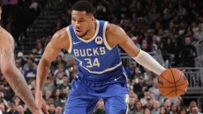 Χιτ - Μπακς 115-121: Τρομερό «διπλό» στην παράταση με επικό Γιάννη