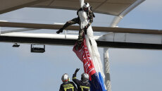 Αλεξιπτωτιστής προσπάθησε να κατεβάσει τη μπάλα για τη σέντρα σε αγώνα ράγκμπι, αλλά βρέθηκε κρεμασμένος στην οροφή του γηπέδου - Δείτε βίντεο