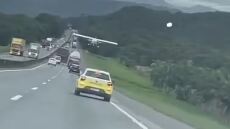 Βραζιλία: Μονοκινητήριο αεροσκάφος έκανε αναγκαστική προσγείωση ανάμεσα σε αυτοκίνητα εν κινήσει σε αυτοκινητόδρομο