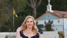 Η Amy Brock μιλά για το πνευματικό της ταξίδι, τη Σαντορίνη και το best seller που ενέπνευσε χιλιάδες αναγνώστες