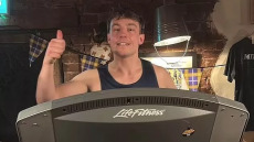 Έτρεχε επί 24 ώρες ασταμάτητα στο διάδρομο (για καλό σκοπό) – Δείτε τι έπαθε σε βίντεο