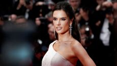 Η Αλεσάντρα Αμπρόσιο ταξίδεψε στο Τόκιο - Η γυμνή φωτογραφία μέσα στο τζακούζι