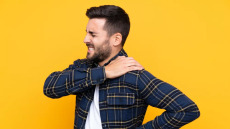 Ξαφνικός έντονος πόνος στον ώμο: Πότε είναι τενοντίτιδα και πώς αντιμετωπίζεται εύκολα και ανώδυνα