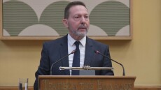 «Kαμπανάκι» από την ΤτΕ μέσα στο «ράλι» της οικονομίας