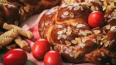 Φτιάχνουμε μοσχοβολιστά τσουρέκια για την πιο γιορτινή ημέρα της χρονιάς