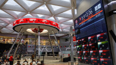 Ισχυρή ανάκαμψη στις ασιατικές αγορές μετά το κραχ της Δευτέρας από τους δασμούς Τραμπ -  Άνοδος 5% του Nikkei