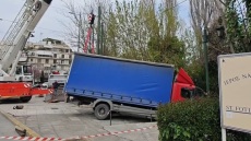 Ατύχημα στην Αρδηττού: Φορτηγό έπεσε σε τρύπα μετά την υποχώρηση του εδάφους, δείτε βίντεο