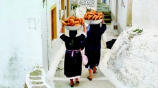 Πάσχα στα νησιά: Τα έθιμα, οι συνταγές και οι παραδόσεις σε Ιόνιο και Αιγαίο