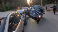 Απίστευτο ατύχημα έξω από το Ζηρίνειο και διακοπή αγώνα βόλεϊ - Ηλικιωμένη οδηγός καβάλησε αμάξι διαιτητή, δείτε βίντεο και φωτογραφίες