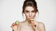 «Φάτε ένα ολόκληρο αγγούρι»: Ανακαλύψτε τη νέα viral τάση του TikTok και τα οφέλη της