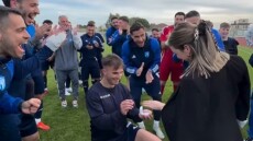 Ποδοσφαιριστής πήρε το νταμπλ στην Ηλεία και το γιόρτασε κάνοντας πρόταση γάμου στην αγαπημένη του - Βίντεο 