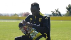 Άρης: Ο Σίστο έκανε unboxing στα αυτοκόλλητα Panini και έβγαλε τον Κωνσταντέλια