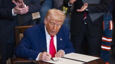 O Τραμπ «κάνει ξανά τα ντους σπουδαία στις ΗΠΑ» με άρση των περιορισμών στην πίεση του νερού!