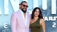 Ο Τζέισον Μομόα είναι πολύ ερωτευμένος με την Άντρια Αρχόνα - Η δεύτερη δημόσια εμφάνιση του ζευγαριού 