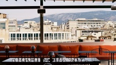 Ιστορίες τσίπουρου και cordial με φόντο την Αθηναϊκή Ταράτσα