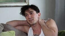 Σταύρος Τσουμάνης: Η γενιά μου έχει μεγαλώσει σε συνεχόμενες κρίσεις, αυτό μας έκανε να χάσουμε πολύ εύκολα την τρυφερότητά μας