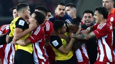 Ολυμπιακός - ΑΕΚ: Τρομερή ένταση στο φινάλε και ξύλο μεταξύ των παικτών των δύο ομάδων - Δείτε βίντεο