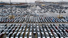 Ο Τραμπ με νέο διάταγμα χαλαρώνει την επιβάρυνση από τους δασμούς στον κλάδο του αυτοκινήτου 