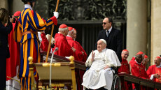 Ο πάπας Φραγκίσκος χαιρέτησε τους πιστούς στην πλατεία του Αγίου Πέτρου, για πρώτη φορά χωρίς να κάνει χρήση οξυγόνου