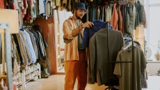 Γιατί είναι ξαφνικά τόσο δημοφιλή τα thrift shops και τα vintage ρούχα;