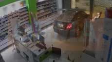 Συμμορία «άδειαζε» σπίτια και επιχειρήσεις στη Σαλαμίνα – «Κατέβασαν» με αυτοκίνητο την τζαμαρία φαρμακείου, δείτε βίντεο