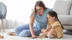 Παιδίατρος εξηγεί τον αυτισμό – Ποια συμπτώματα πρέπει να θορυβήσουν τους γονείς