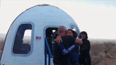 Κέιτι Πέρι, Λόρεν Σάντσεζ και άλλες τέσσερις γυναίκες ταξίδεψαν, με πύραυλο του Μπέζος, για 11 λεπτά στο Διάστημα - Δείτε βίντεο