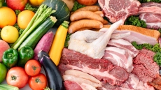 Οι Έλληνες επιθυμούν να μειώσουν την κατανάλωση κρέατος αλλά δυσκολεύονται, δείχνει έρευνα