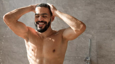 Ποια είναι η καλύτερη ώρα να κάνουμε ντους για ενυδατωμένο δέρμα και καλύτερο ύπνο