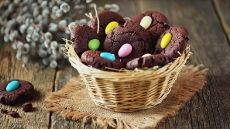 Μαλακά μίνι μπισκότα σοκολάτας με χρωματιστά κουφέτα