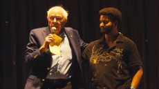  Ο Μπέρνι Σάντερς στη σκηνή του Φεστιβάλ Coachella