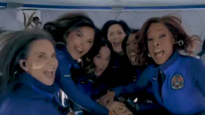 Έξι γυναίκες για 11 λεπτά στο Διάστημα: Η μαργαρίτα της Κέιτι Πέρι, τα δάκρυα της Όπρα, η τούμπα του Μπέζος 