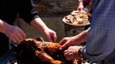 Όλα τα μυστικά για το τέλειο πασχαλινό αμνοερίφιο