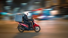 Απεργία σήμερα για delivery, courier και εργαζόμενους με μηχανάκι