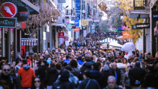 Μέχρι τι ώρα θα είναι ανοιχτά τα καταστήματα σήμερα - Αναλυτικά το ωράριο της Μεγάλης Εβδομάδας