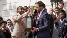 Ο αντιπρόεδρος των ΗΠΑ έσπασε το τρόπαιο του Οχάιο Στέιτ: «Δεν ήθελα να το πάρει άλλη ομάδα», δικαιολογήθηκε ο Βανς 